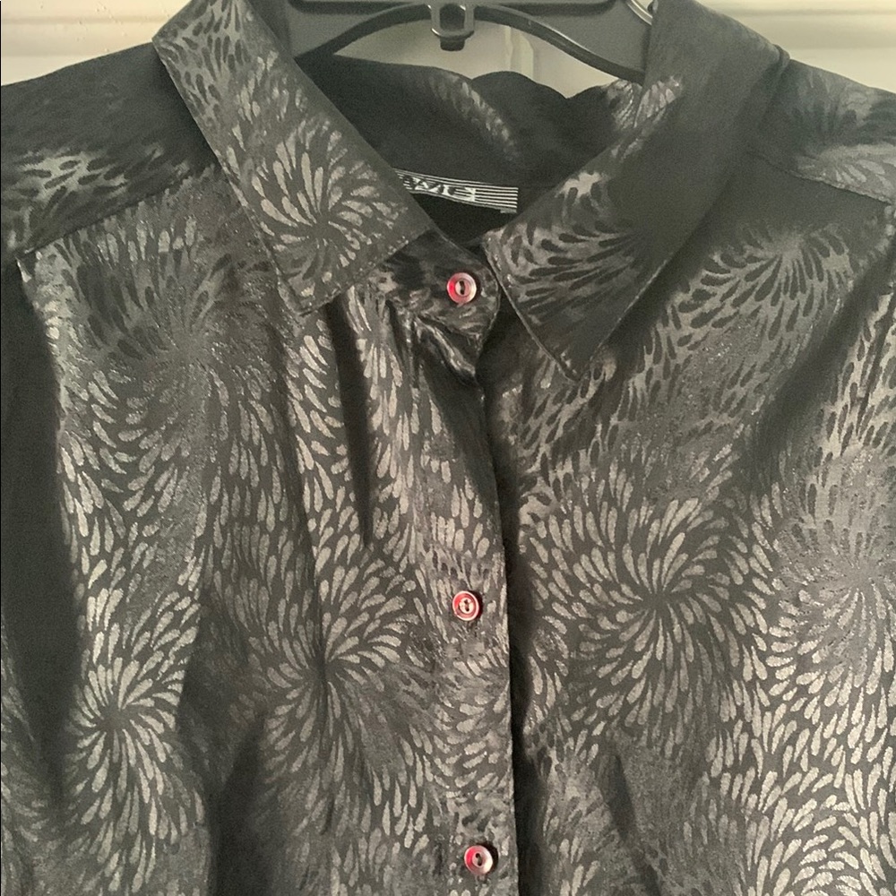 Elegant Black Button-Up Shirt - Picture 2 of 5